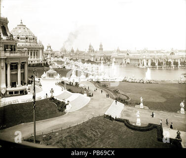 1809 Vue vers l'ouest depuis le balcon du pavillon allemand à côté de l'Orient Restaurant Pavilion et salle des fêtes à gauche et le Palais de l'électricité à la droite à la foire mondiale de 1904 Banque D'Images