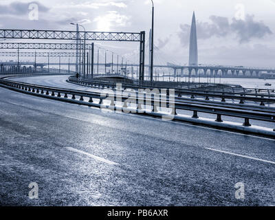 Cityscape au coucher du soleil. L'autoroute vide et lointain pont. Photo en noir et blanc aux couleurs Banque D'Images