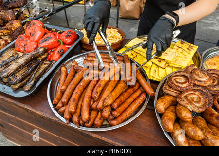 Saucisses grillées qui sont disposés sur une grande plaque de métal sur une table Banque D'Images