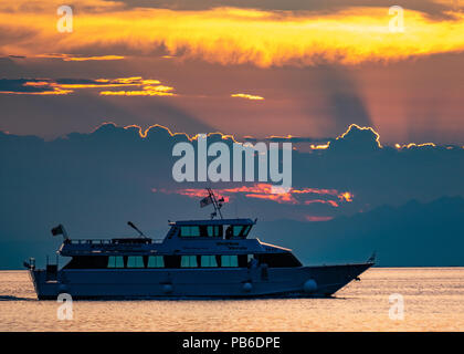 Trieste, Italie, 26 juillet 2018. Un "vide elfino Verde" de navires de passagers quitte le port de Trieste au coucher du soleil. Photo par Enrique Shore Banque D'Images