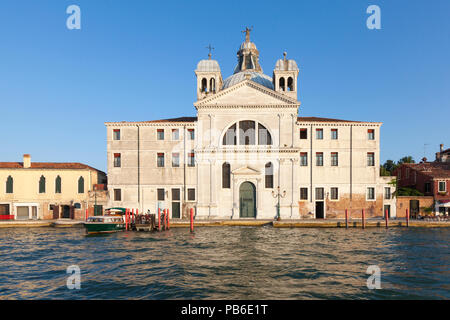 Église Zitelle, Fondamenta Zitelle, île de Giudecca, Venise, Vénétie, Italie au coucher du soleil avec des reflets dans le canal Giudecca Banque D'Images