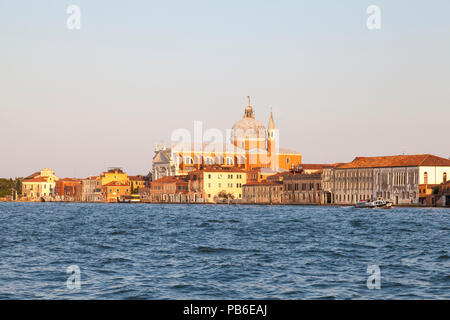 Coucher de soleil sur le canal Giudecca Redentore et Église, l''île de Giudecca, Venise, Vénétie, Italie Banque D'Images