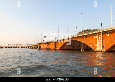 Ponte della Liberta sur la lagune de Venise, Venise, Vénétie, Italie au coucher du soleil un pont routier et ferroviaire reliant Venise à la terre ferme Banque D'Images