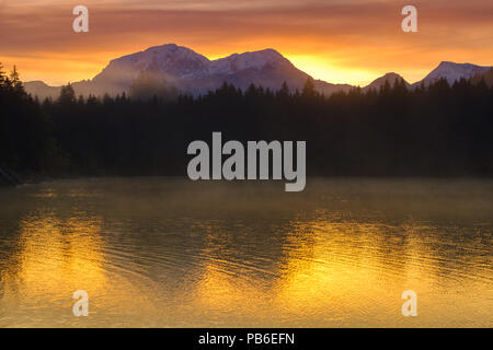 Lever du soleil incroyable de lac Hintersee des Alpes bavaroises sur la frontière autrichienne, l'Allemagne, de l'Europe Banque D'Images