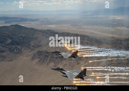 Trois U.S. Air Force F-15E Strike Eagles de torches de feu Banque D'Images