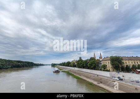 SZEGED, HONGRIE - Juillet 4, 2018 : Szeged Centre-ville vu de la rivière Tisza, avec une surbrillance de la cathédrale de Szeged, vu dans la lumière pendant le coucher du soleil duri Banque D'Images