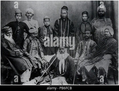 . Photo de groupe Syed Ahmed Khan (bas-centre), ses fils Syed Mahmood (debout, 3e de la gauche) et Syed Hamid (debout, à l'extrême gauche), et d'autres . 1541 SirSyedGroup Banque D'Images