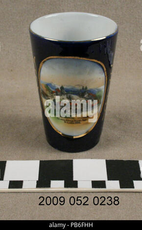 1545 Céramique Petit Tumbler bleu cobalt avec transfert de couleur au village Tyrolien la Foire mondiale de 1904 Banque D'Images