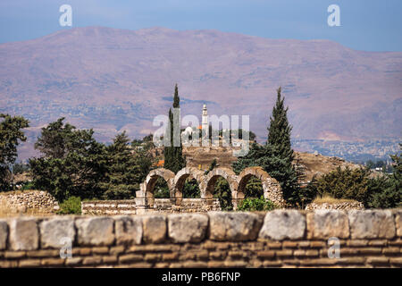 Mosquée sur une colline avec des montagnes en arrière-plan sur une journée ensoleillée à Anjar, vallée de la Bekaa, au Liban Banque D'Images