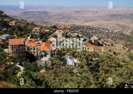 Vue de Rachaiya avec village de montagne en vallée de la Bekaa, au Liban Banque D'Images