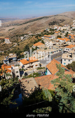 Vue de Rachaiya avec village de montagne en vallée de Bekaa vertical , Liban Banque D'Images