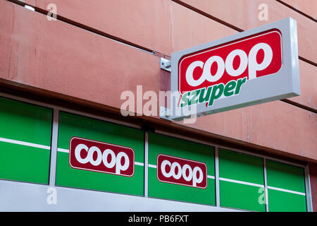 SZEGED, HONGRIE - Juillet 3, 2018 : Coop Szuper logo sur leurs supermarchés principaux à Szeged. Coop est un supermarché, épicerie et le général merchandis Banque D'Images