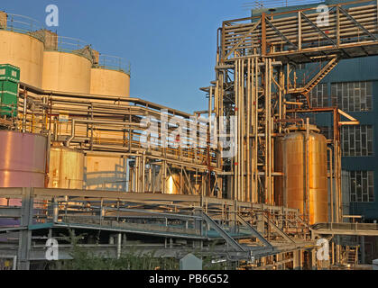 Tuyauterie d'usine chimique, lever Brothers Ltd, poudre de savon persil, Warrington Bank Quay, Cheshire, Angleterre du Nord-Ouest, Royaume-Uni Banque D'Images
