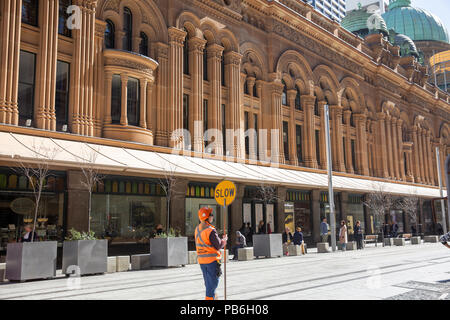 Le trafic des femmes contrôleur gère le trafic le long de la rue George à Sydney au cours de la construction de le projet de train léger,Sydney, Australie Banque D'Images