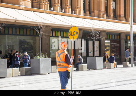 Le trafic des femmes contrôleur gère le trafic le long de la rue George à Sydney au cours de la construction de le projet de train léger,Sydney, Australie Banque D'Images