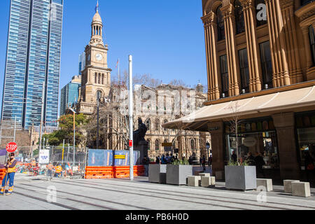 Le trafic des femmes contrôleur gère le trafic le long de la rue George à Sydney au cours de la construction de le projet de train léger,Sydney, Australie Banque D'Images