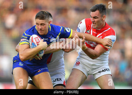 Warrington Wolves's Tom est abordé par Lineham St Helens' Luke Douglas au cours de la Super League Betfred match au stade totalement méchants, St Helens. Banque D'Images