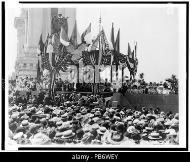 . "Réalisons l'adresse - President's Day' représente une adresse par le président des États-Unis, William McKinley à l'exposition Panaméricaine de Buffalo, New York le jour avant son assassinat. Foule tourné à la présidentielle sur le belvédère. Dernier McKinley est vêtu d'un smoking, holding discours notes dans sa main gauche. 1901 (5) Septembre 1011 McKinley's dernière adresse large Banque D'Images