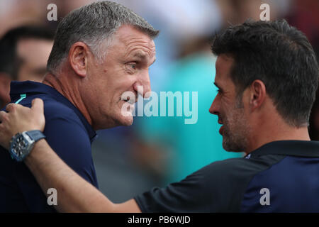 Les Blackburn Rovers Manager Tony Mowbray avec Everton Manager Marco Silva lors d'un match amical de pré-saison à Ewood Park, Blackburn. Banque D'Images