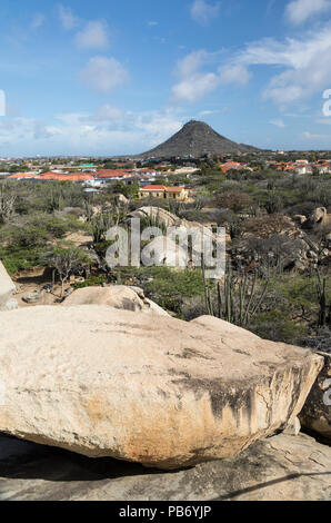 Avis de Hooiberg du haut de Casibari Rock Formations, Aruba, Antilles Banque D'Images