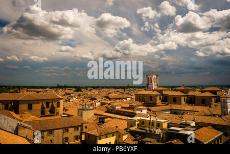 Vue sur les toits rouges de Ferrara, Italie au cours de l'approche d'un orage Banque D'Images