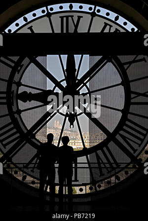 Couple et de l'horloge dans le musée d'Orsay, Paris, France Banque D'Images