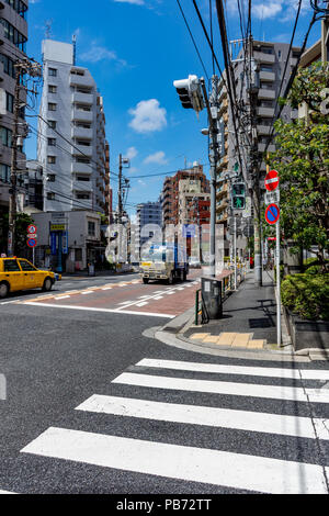 (Piétons) zebra crossing sur coin de rue à Tokyo, Japon avec taxi jaune, vert man et ciel bleu Banque D'Images