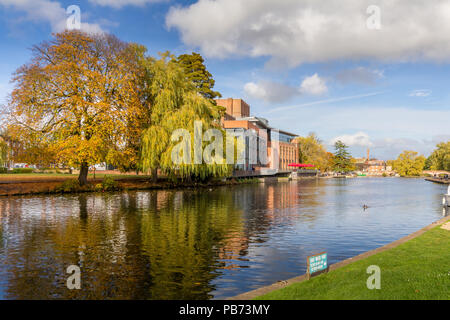 Théâtre RSC vue depuis l'autre côté de la rivière à Stratford upon Avon. Banque D'Images