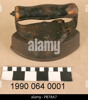 . Anglais : fer à repasser, de forme ovale, pointu aux deux extrémités, avec top amovible ; base est marqué l'amiante Sadiron ; Titre : Sadiron unclamps, base de chaleur, bois poignée . vers 1910 1283 Sadiron unclamps, base de la chaleur, en bois Banque D'Images