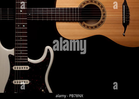 Les guitares. Guitare électrique et acoustique large frontière angle droit sur fond noir avec copie-espace. Banque D'Images