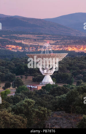 Grand télescope radio antenne parabolique Banque D'Images