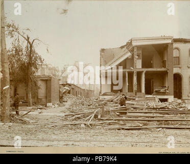 1757 destruction de tornade- man à gauche en face de petit bâtiment partiellement détruit, et la femme à droite debout dans les décombres du bâtiment très endommagé avec manque avant tout Banque D'Images