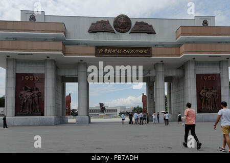 Les touristes entrant dans le musée de la guerre victorieuse à Pyongyang, en Corée du Nord Banque D'Images