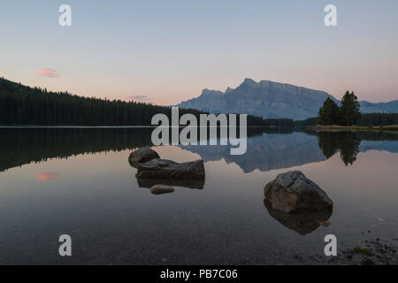 Le mont Rundle au lever du soleil à partir de deux Jack Lake, Banff National Park, Alberta, Canada Banque D'Images