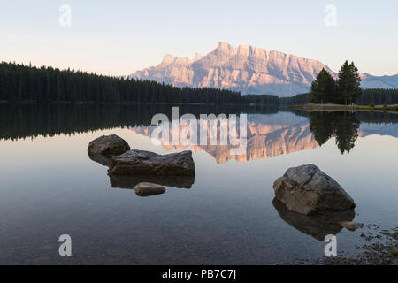 Le mont Rundle au lever du soleil à partir de deux Jack Lake, Banff National Park, Alberta, Canada Banque D'Images