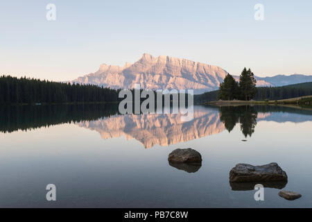 Le mont Rundle au lever du soleil à partir de deux Jack Lake, Banff National Park, Alberta, Canada Banque D'Images