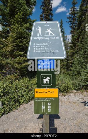 Watridge Lake Trail sign, Spray Valley Provincial Park, Kananaskis, Alberta, Canada Banque D'Images