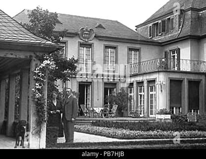 871 Köln - Ehepaar Adenauer vor der Villa Max-Bruch-Straße 6 (ca. 1915) Banque D'Images