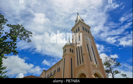 Nicolas de Bari Cathédrale (Église de poulet) dans la région de Dalat, Vietnam. Le bâtiment a été construit comme une paroisse catholique par les Français en 1931-1932. Banque D'Images