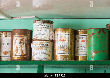 Rations historique à l'intérieur de vieux base britannique de Port Lockroy, Île Wiencke, archipel Palmer, Péninsule Antarctique Banque D'Images