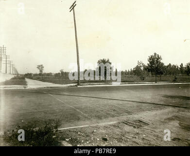 Vue vers l'est à partir de 1809 DeBaliviere Avenue et de rails de chemin de fer. Bloc au nord de boulevard Lindell et Jefferson Memorial. Dôme de la nouvelle cathédrale est visible dans la distance, 12 Septembre 1914 Banque D'Images