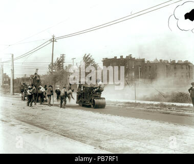 1263 équipes de route d'asphalte pour pavage sur Euclid Avenue, près de la Place d'Euclide Banque D'Images