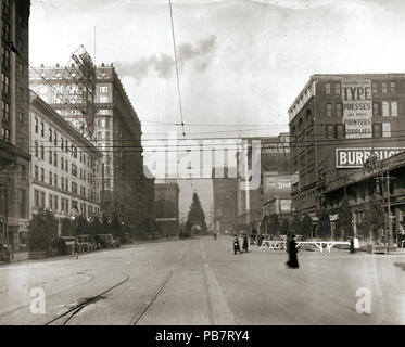 Vue de la rue 1817 Douzième à l'échelle du Nord Rue Olive vers un affichage de l'arbre de Noël dans l'intersection de la douzième et de Washington Avenue Banque D'Images