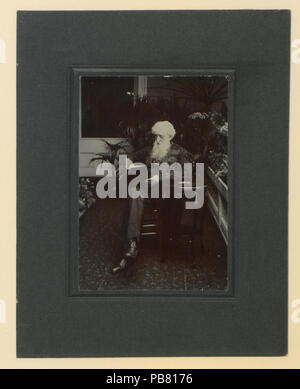 1258 Le Révérend William Booth, général de l'Armée du Salut assis à une petite table avec le coude gauche en appui à ce sujet et un livre reposant sur son genou, a ouvert (HS85-10-22543) original Banque D'Images