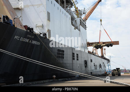 180720-N-CX372-122 NORFOLK (20 juillet 2018) Des soldats du 11e bataillon de l'armée américaine de transport direct sur le transport maritime de véhicules militaires commande navire de transport maritime les surtensions USNS CIRCUIT Eugene A. Obregon (T-AK 3006) au cours de la plage de Marine Groupe 2-led Soleil Trident 18 de l'exercice. Sun 18 Trident est un prépositionnement maritime Force (MPF) à la pratique de l'exercice dans le cours d'eau de déchargement des véhicules et équipements militaires. (U.S. Navy photo de Brian Suriani/libérés) Banque D'Images