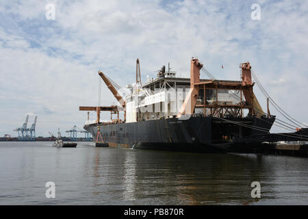 180720-N-CX372-145 NORFOLK (20 juillet 2018) Des soldats du 11e bataillon de l'armée américaine de transport direct sur le transport maritime de véhicules militaires commande navire de transport maritime les surtensions USNS CIRCUIT Eugene A. Obregon (T-AK 3006) au cours de la plage de marine a conduit le groupe 2 Sun 18 Trident exercice. Sun 18 Trident est un prépositionnement maritime Force (MPF) à la pratique de l'exercice dans le cours d'eau de déchargement des véhicules et équipements militaires. (U.S. Navy photo de Brian Suriani/libérés) Banque D'Images