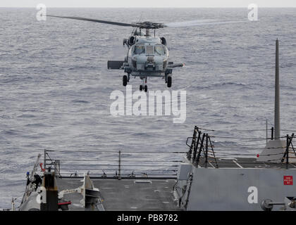 180720-N-H193-0549 de l'OCÉAN PACIFIQUE (Juillet 20, 2018) Un MH-60R Sea Hawk, affecté à l'hélicoptère "Tropiques" de grève Maritime Squadron (HSM) 49,5 se prépare à atterrir sur le pont de vol de missiles guidés USS Sterett (DDG 104) au cours de la phase en mer de la Rim of the Pacific (RIMPAC), le 20 juillet. Vingt-cinq nations, 46 navires, 5 sous-marins, et d'environ 200 avions et 25 000 personnes participent à l'EXERCICE RIMPAC du 27 juin au 2 août dans et autour des îles Hawaï et la Californie du Sud. Le plus grand exercice maritime international RIMPAC, fournit une formation unique o Banque D'Images