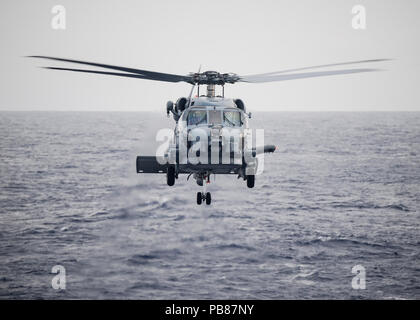 180720-N-H193-0541 de l'OCÉAN PACIFIQUE (Juillet 20, 2018) Un MH-60R Sea Hawk, affecté à l'hélicoptère "Tropiques" de grève Maritime Squadron (HSM) 49,5 se prépare à atterrir sur le pont de vol de missiles guidés USS Sterett (DDG 104) au cours de la phase en mer de la Rim of the Pacific (RIMPAC). Vingt-cinq nations, 46 navires, 5 sous-marins, et d'environ 200 avions et 25 000 personnes participent à l'EXERCICE RIMPAC du 27 juin au 2 août dans et autour des îles Hawaï et la Californie du Sud. Le plus grand exercice maritime international RIMPAC, fournit une occasion de formation unique Banque D'Images