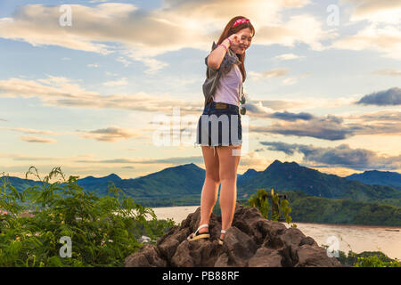 LUANG PRABANG, LAOS - 29 juin 2018 - jeune touriste coréen pose pour photo en haut de la montagne Phousi à Luang Prabang, Laos avant le coucher du soleil en Juin Banque D'Images