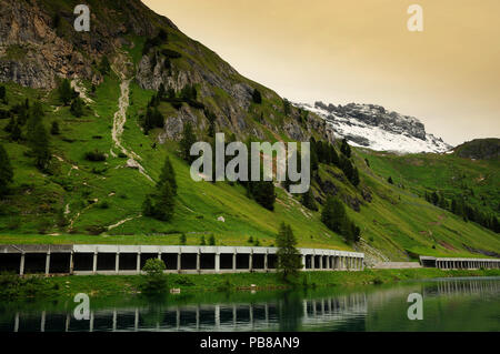 Lago au col Fedaia Marmolada, Dolomites, Val di Fassa, Italie. Banque D'Images